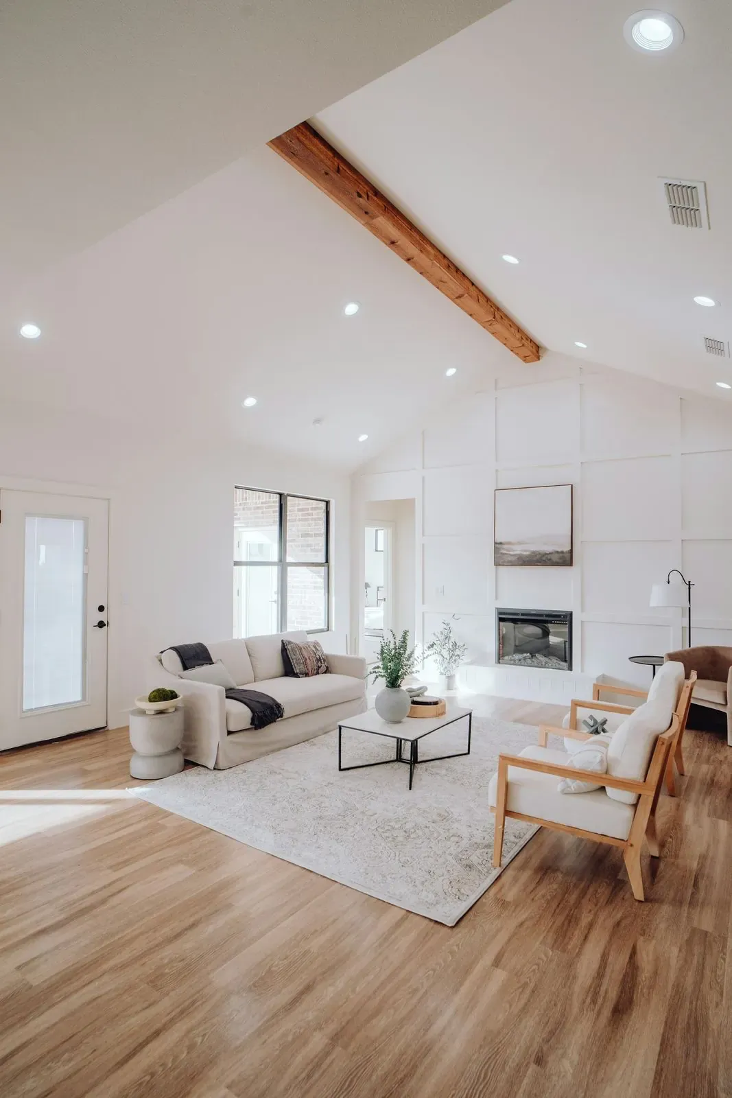 Open living space under the exposed ridge beam